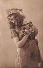 Cartolina - Postcard - Donna - capelli lunghi - cappello - vestito pizzo