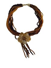 Collana vintage composta da granati e ambra. Fermaglio e montatura in oro