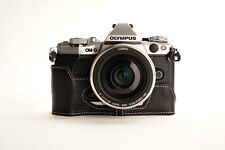 Custodia mezza fotocamera vera pelle per Olympus OMD EM5 II M2 nera