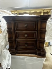 comodino vintage in stile