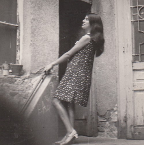 Giovane donna con tacchi - con, i