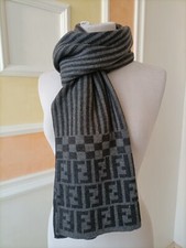 Fendi bellissima sciarpa in lana.