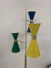 Lampada da terra treppiede