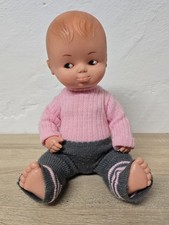 Simpatica bambola di plastica