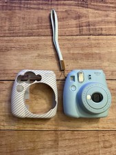 Fujifilm Instax Mini 9 fotocamera pellicola istantanea blu ghiaccio con copertura antipolvere Zebra testata