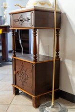 Comodino in noce con ripiano