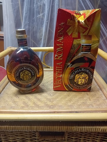 Bottiglia brandy con scattola - bottiglia,