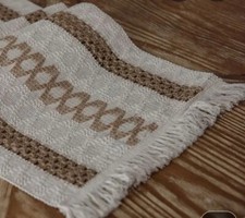 runner da tavola  lavorazione tipo uncinetto con disegni in rilievo e frange 