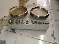 antica bilancia vintage in ferro con piatti completa di pesi