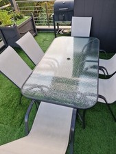 tavolo con sedie da giardino