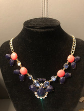 BELLA COLLANA DORATA, DECORATA CON STRASS ED ELEMENTI IN RESINA