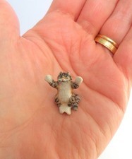 Gatto comico in ceramica in miniatura dipinto a mano