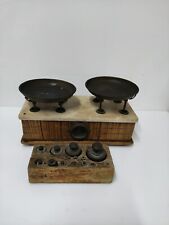 Antica bilancia a 2 piatti in legno marmo e ottone dei primi 900 con pesi 