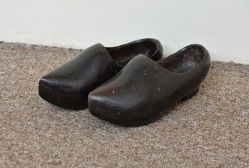 Vecchio paio scarpe zoccoli - paio,