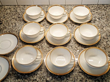 9 nove tazze da tè e piattini