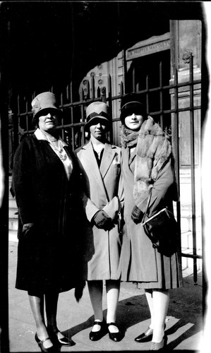 Ritratto femmes davanti chiesa - ritratto,