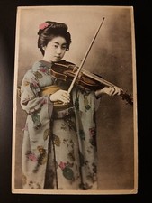Donna Giapponese - Ethnic - Geisha con Kimono suona il violino. Social History.