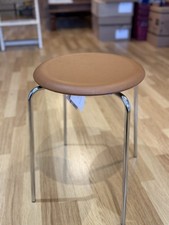 Fritz Hansen Dot disegnato da Arne Jacobsen pelle noce e acciaio Chomed