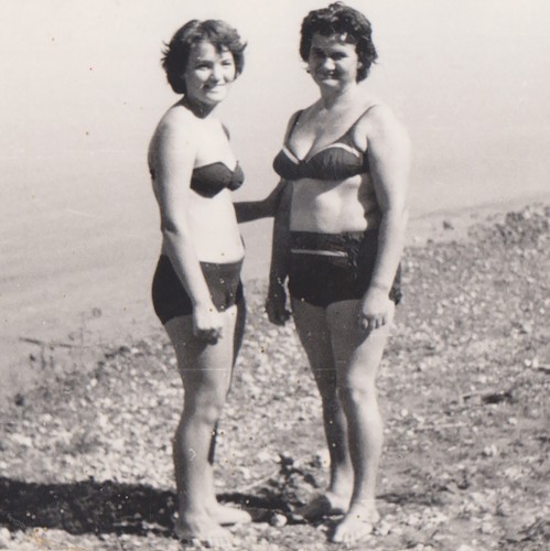 Due donne curvy - in, bikini