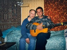 Chitarra uomo senza camicia
