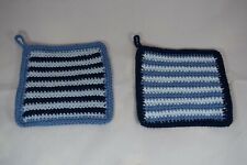 Coppia di presine quadrate realizzate all'uncinetto nei toni del blu