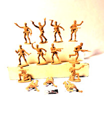 13 Soldatini Toy Soldiers