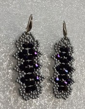 Orecchini pendenti handmade con perline di vetro porpora e argento