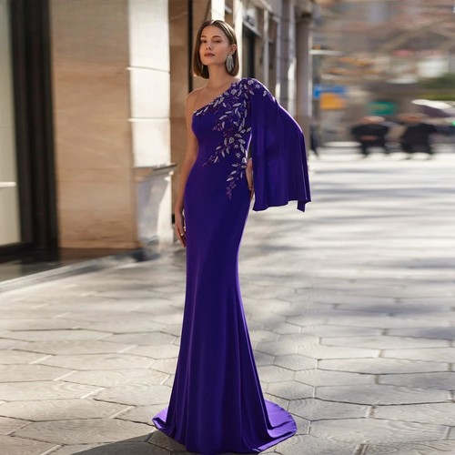 Abito moderno monospalla sposo