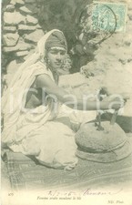 1905 ALGERIE ? Donna araba macina il grano *Cartolina FP NV