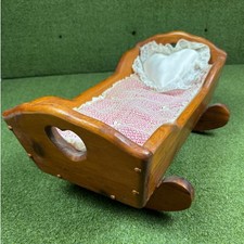 Bambola vintage in legno culla