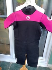 muta bagnata due piedi nudi 2 XL rosa nero shortie età circa 11/12