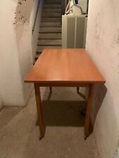 Tavolo multiuso in legno colore chiaro