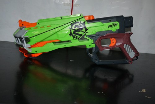 Pistola giocattolo attacco