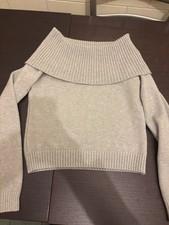 Subdued maglione off-shoulders