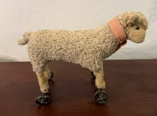 Antica pecora Steiff su ruote
