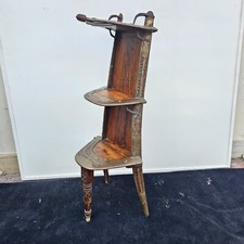 Sella da cammello antica del XIX secolo trasformata in scaffale