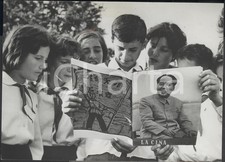 1972 ALBANIA Ragazzi leggono rivista della grande rivoluziohne culturale cinese