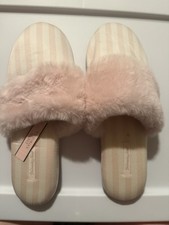 Pantofole rosa e beige