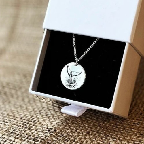 Collana con ciondolo - , inciso