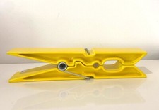 SCULTURA GIALLA IN CERAMICA DI GIORGIO LAVERI  'MOLLYWOOD' CM 6X37X7