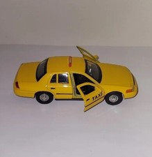 Auto giocattolo cabina taxi gialla Ford con licenza ufficiale nuova