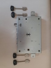 Serratura per porta blindata a doppia mappa con 4 mandate e 4 copie di chiavi.