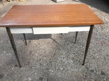 TAVOLO CON CASSETTO VINTAGE CON PIANO IN FORMICA E GAMBA IN METALLO