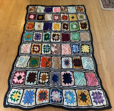 Coperta vintage Granny Square nera colorata afgana all'uncinetto Roseanne 58"x36"