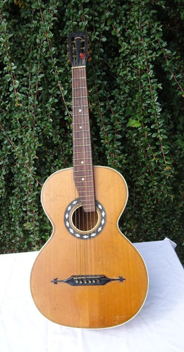 Vecchia chitarra passeggio - da,