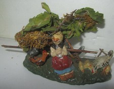 Statuina presepe in pasta Pastorella che suona il flauto con galline pollaio