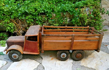 ancien grand camion en bois 6 roues dejou ?