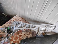 SUPPORTO PEDANA SINISTRA SUZUKI GLADIUS SFV 650 2009-2016 LEFT FOOTREST SUPPORT