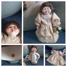 Vintage Bambola Statuina Ceramica THUN 21 cm con vestito e fiorellini No Box