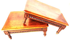 Coppia di sgabelli poggiapiedi antichi in noce – Fine 700 – Luigi XVI